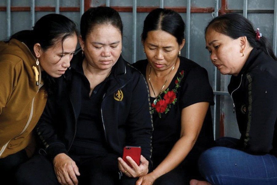 Relatives of Anna Bui Thi Nhung, a Vietnamese suspected to be among dead victims found in a lorry in Britain, reading news about her at her home in Nghe An province, Vietnam, on October 26, 2019. —Photo: Reuters
