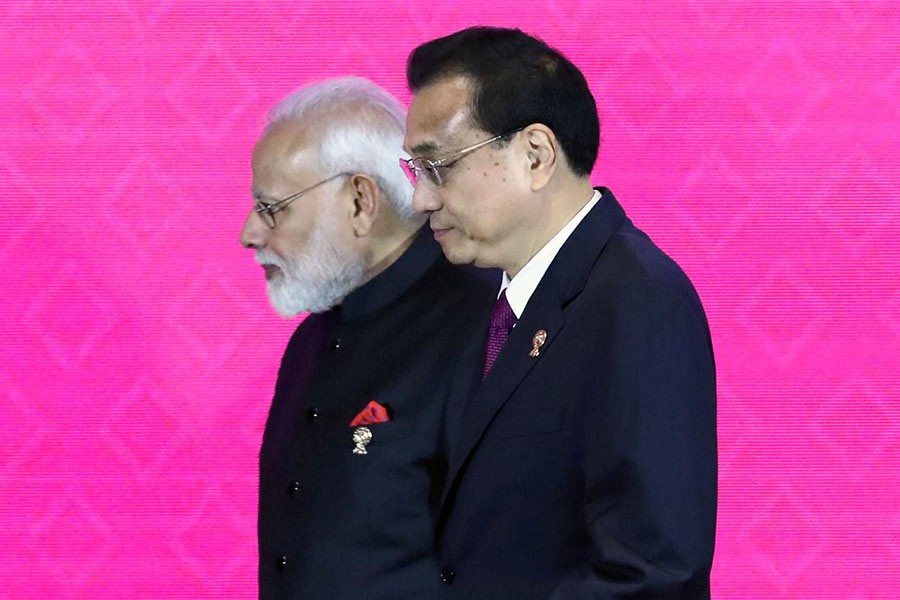India's Prime Minister Narendra Modi and Chinese Premier Li Keqiang attending the 3rd Regional Comprehensive Economic Partnership (RCEP) summit in Bangkok on November 4. —Photo: Reuters