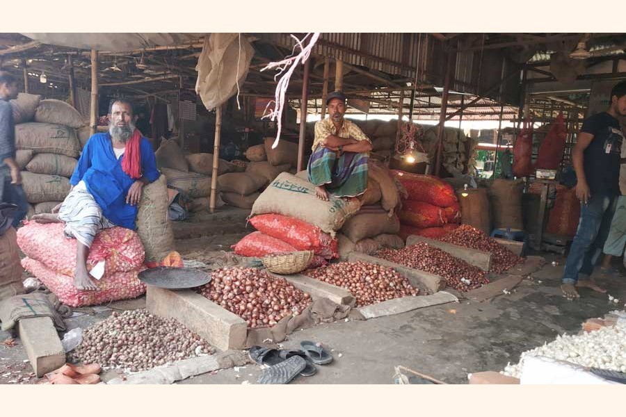 Onion sellers at the Khulna town's Sonadangga Kancha Bazar waiting for buyers at their shops — FE Photo