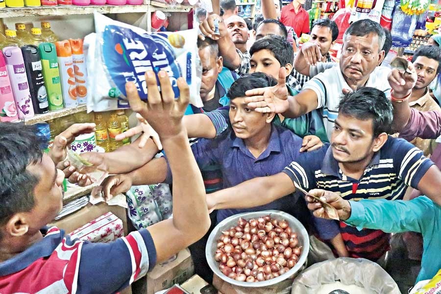 Consumers scrambling to buy salt from a shop at Segunbagicha kitchen market as a rumour of salt price hike started swirling on Tuesday — FE photo by Shafiqul Alam