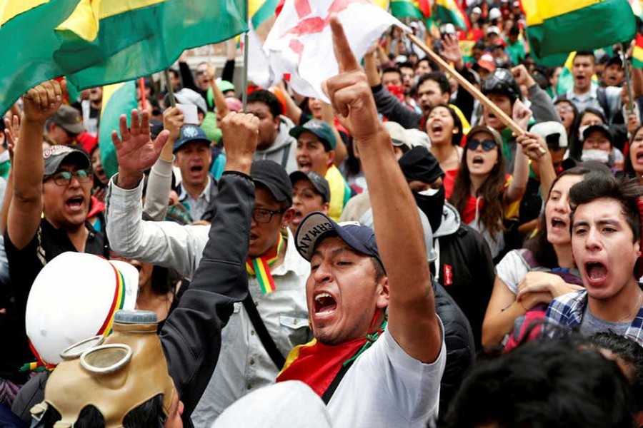 People shout slogans during a protest against Bolivia's President Evo Morales in La Paz, Bolivia on November 09, 2019. — Photo: Reuters