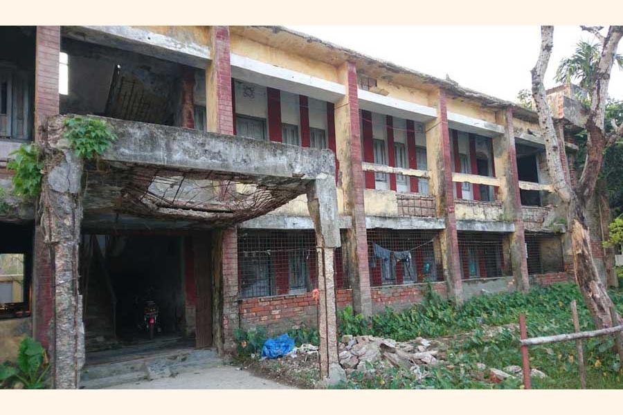 A partial view of the government residential building in Dacope upazila of Khulna showing the cracks — FE Photo