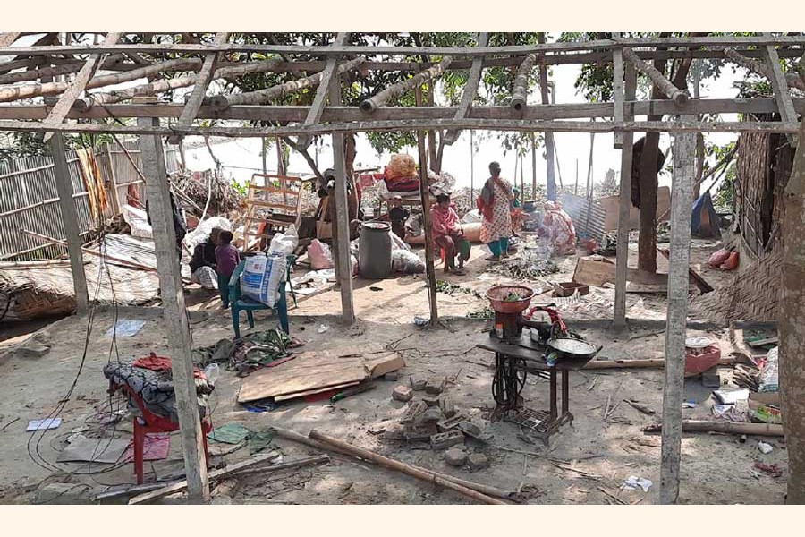 People evicted from the banks of the Karatoa river in the Tulardanga area under Panchagarh Sadar upazila living under open sky — UNB Photo