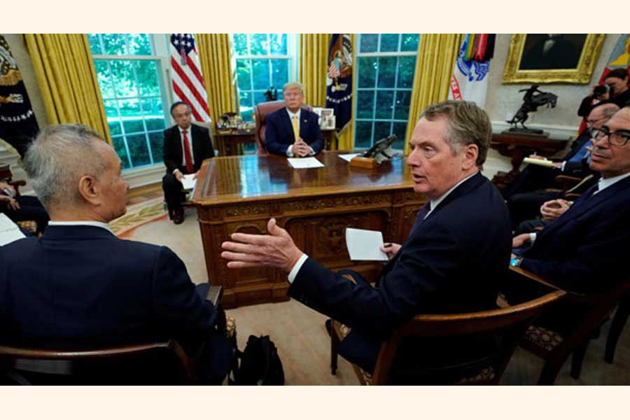 US Trade Representative Robert Lighthizer, right, talks to China's Vice Premier Liu He during a meeting with US President Donald Trump in the Oval Office, Washington DC, USA on October 11, 2019. — Photo: Reuters