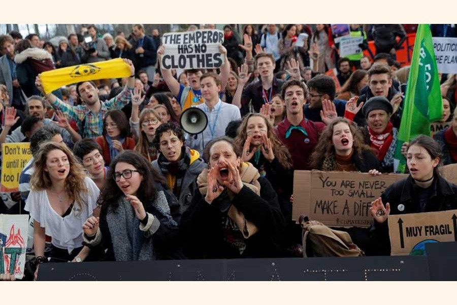 Activists protest outside the venue of the UN Climate Change Conference (COP25) in Madrid. —Photo: Reuters