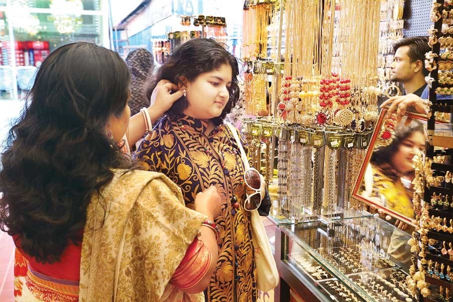 Visitors seen at a stall of the Dhaka International Trade Fair (DITF) on Friday — FE Photo