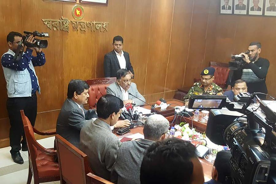 Home Minister Asaduzzaman Khan Kamal addressing a media briefing at the Secretariat on Sunday. -bdnews24.com photo