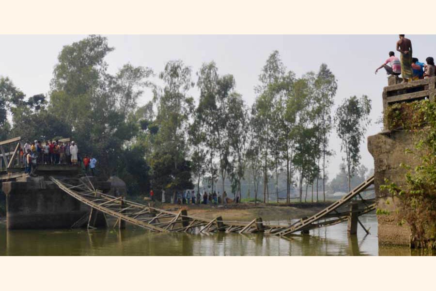 The bailey bridge over the Garamara Canal at Mahatpara village on Dhunat-Sherpur road in Bogura collapsed recently — FE Photo