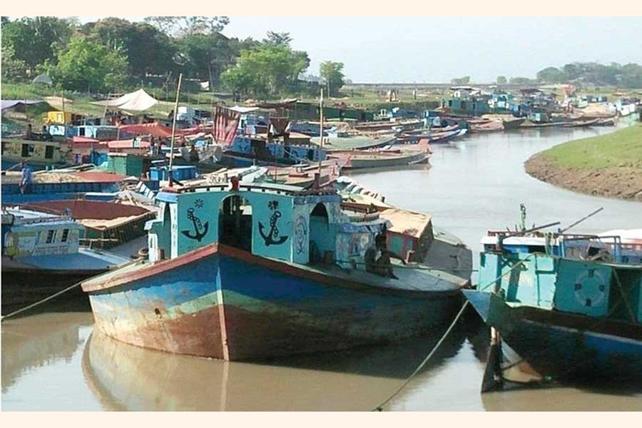 Vessels used for transporting goods to remote areas got stranded due to fall in water level in canals and small rivers in Sunamganj and Habiganj — FE Photo