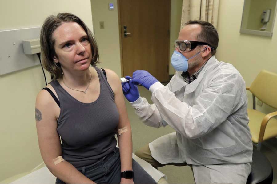 A pharmacist gives Jennifer Haller, left, the first shot in the first-stage safety study clinical trial of a potential vaccine for COVID-19, the disease caused by the new coronavirus, on Monday, March 16, 2020, at the Kaiser Permanente Washington Health Research Institute in Seattle, USA. —Photo: AP
