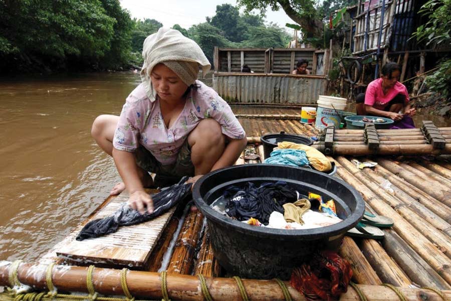 Women living below the poverty line will be empowered by UBI. —Photo: Reuters