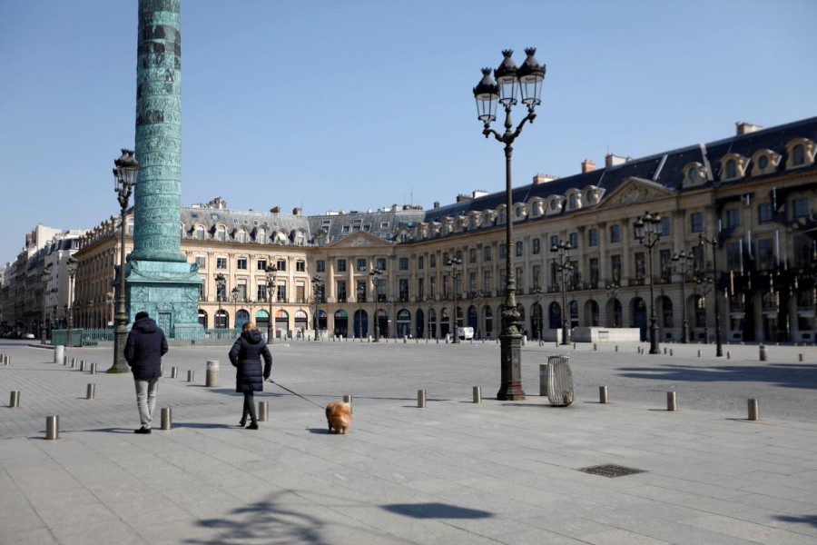 World News March 27, 2020 / 10:23 PM / 12 days ago France extends coronavirus lockdown by two weeks to April 15 1 Min Read Local residents walk on the deserted Place Vendome in Paris as a lockdown is imposed to slow the rate of the coronavirus disease (COVID-19) in France, March 27, 2020. REUTERS/Charles Platiau