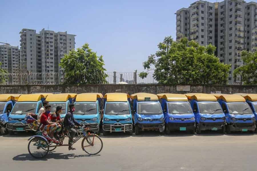 Small passenger carriers are parked beside a street in Dhaka during a shutdown over the novel coronavirus outbreak. Photo: bdnews24.com