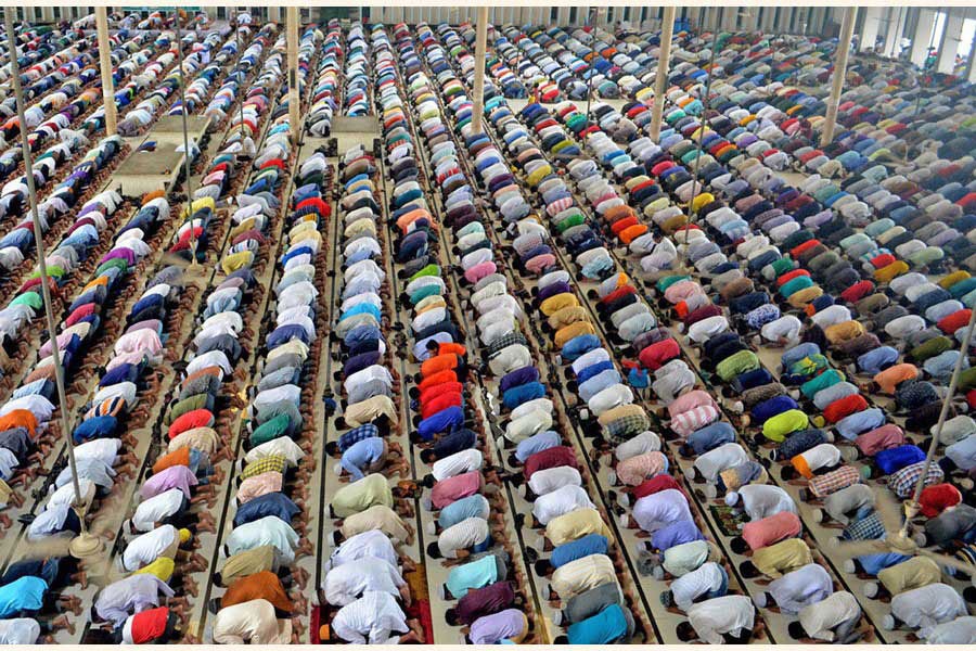 Muslim devotees are seen saying Taraweeh prayers during 2019 Ramadan. Such scene is unlikely this year due to social distancing required for preventing Covid-19. —Photo: FE