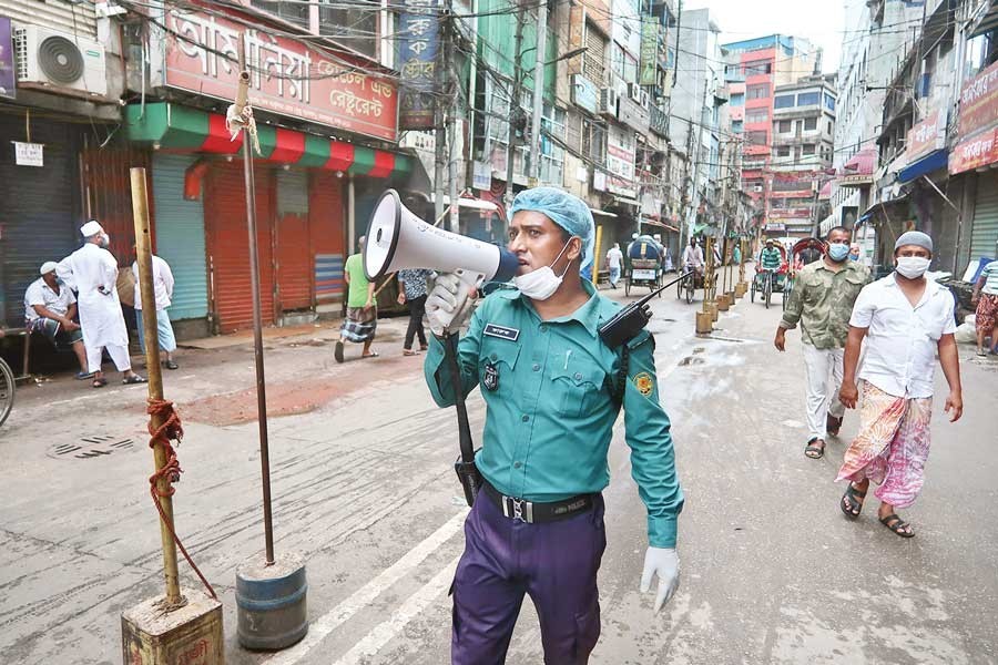 An eerily quite Chawkbazar in the city this Ramadan