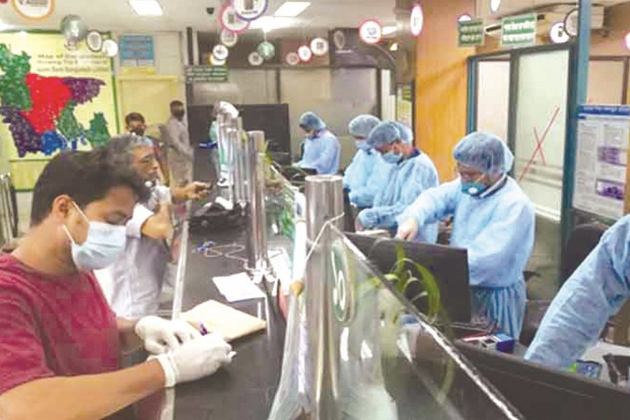 Banking activities in Dhaka during pandemic —FE Photo
