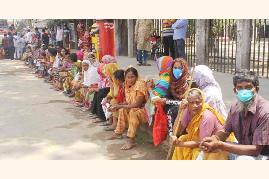 Poor people waiting for food in Dhaka —UNB Photo
