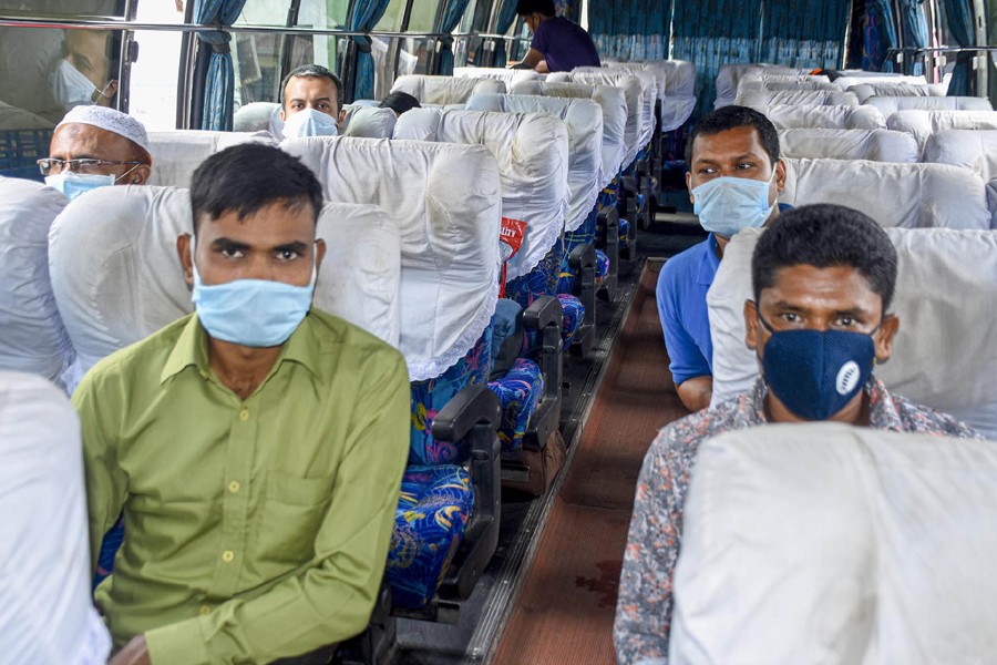 Passengers wait for their bus to pull out of the central bus terminal in Gaibandha — Focus Bangla/Files
