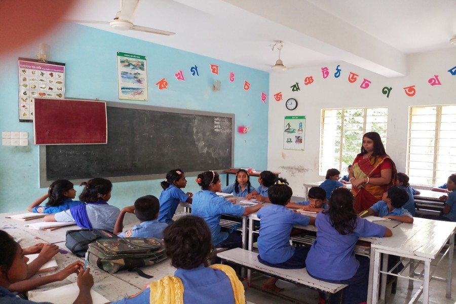 A teacher taking class at Pashcim Bariala Government Primary School at Pashcim Bariala village under Magura Sadar upazila in July 2018 — FE/Files