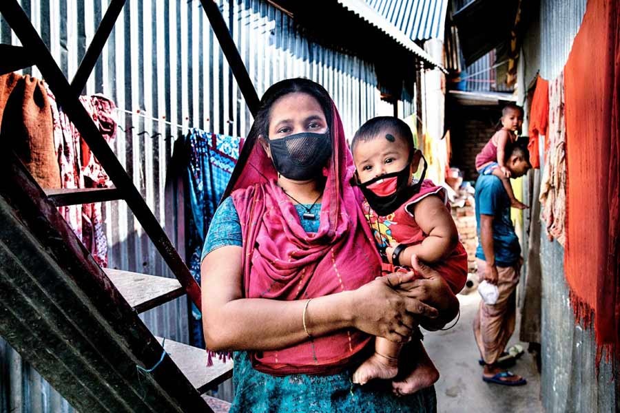 A mother with her child at Korail slum in Dhaka —WFP Photo