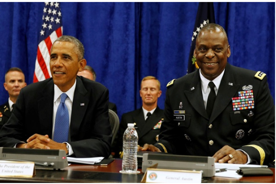 US President Barack Obama sits next to Commander of Central Command Gen Lloyd Austin III during a briefing from top military leaders while at US Central Command at MacDill Air Force Base in Tampa, Florida, September 17, 2014. REUTERS/FILE