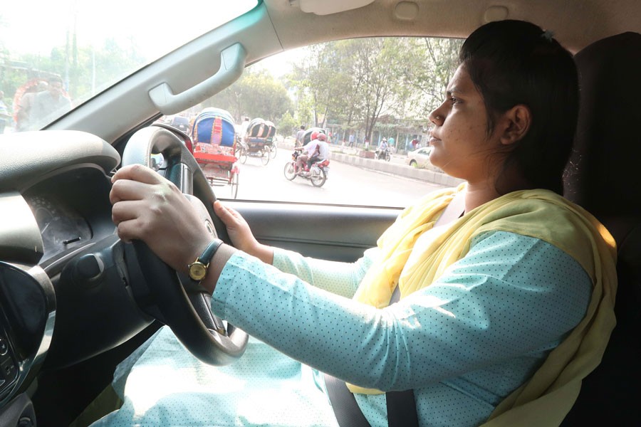 A woman driving a car in Dhaka —FE Photo