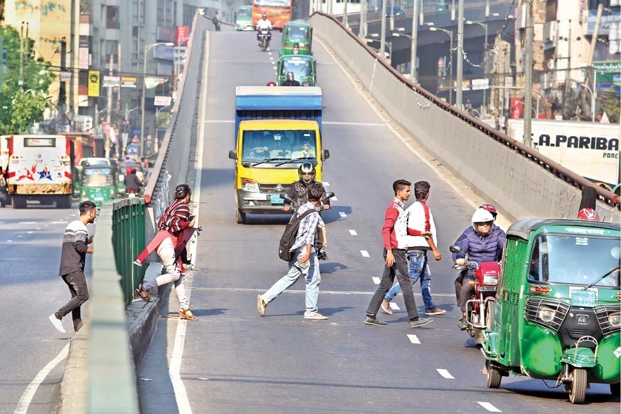 Pedestrians seen crossing the Shantinagar point of the Maghbazar-Mouchak flyover risking their lives — FE file photo