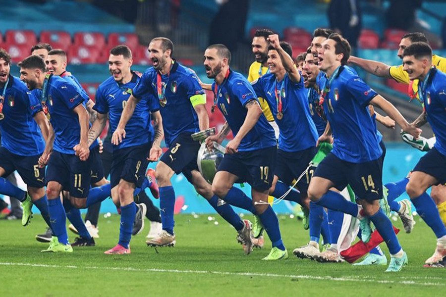 Italy celebrate with the trophy after winning Euro 2020 — Pool via Reuters