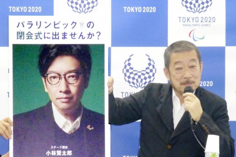 টোকিওতে এক সংবাদ সম্মেলনে অলিম্পিকসের উদ্বোধনী অনুষ্ঠানের বরখান্ত পরিচালক কেনটারো কোবায়াশির ছবি দেখাচ্ছেন এ আয়োজনের এক্সিকিউটিভ ক্রিয়েটিভ ডিরেক্টর হিরোশি সাসাকি। ছবি: রয়টার্স