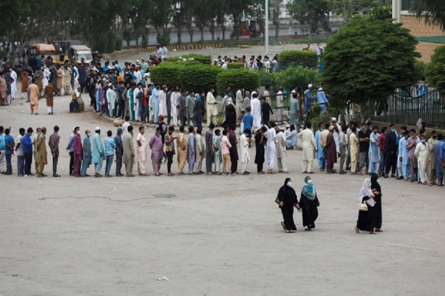 Residents line up to receive a vaccine against coronavirus disease (COVID-19) at a vaccination facility in Karachi, Pakistan, Aug 3, 2021. REUTERS/Akhtar Soomro