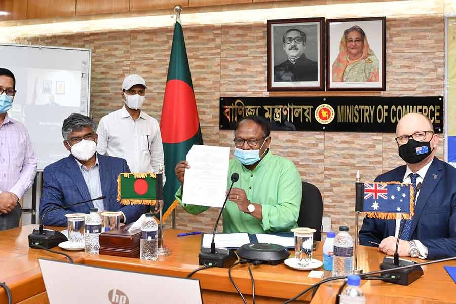 বুধবার সচিবালয়ে বাণিজ্য মন্ত্রণালয়ে এক ভার্চুয়াল অনুষ্ঠানে বাংলাদেশ ও অষ্ট্রেলিয়ার মধ্যে ট্রেড অ্যান্ড ইনভেষ্টমেন্ট ফ্রেমওয়ার্ক অ্যারেঞ্জমেন্ট স্বাক্ষরিত হয়। ছবি: পিআইডি।