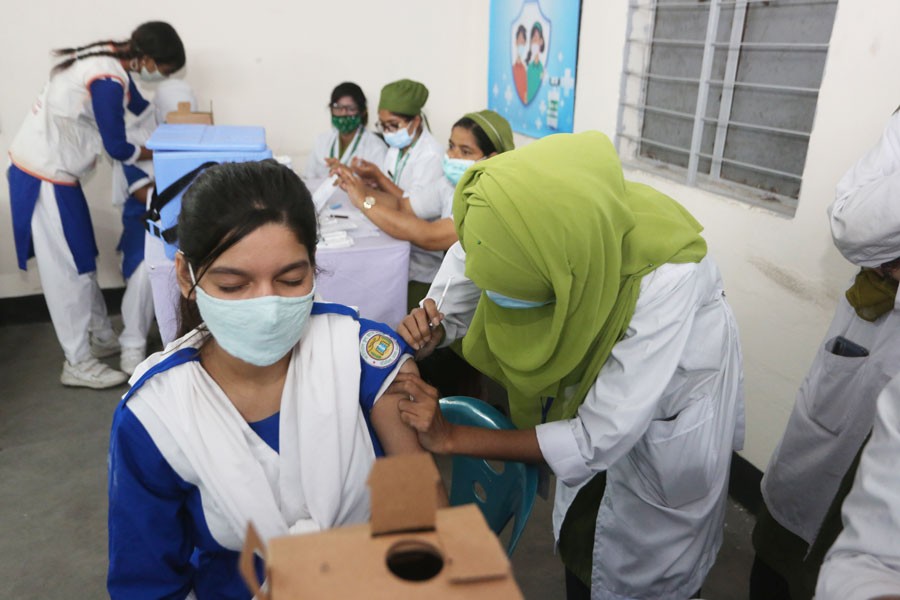 A school girl is receiving Covid-19 vaccine in Dhaka —FE Photo