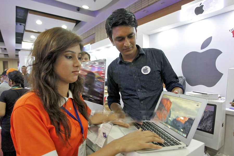 Visitors go around the Summer Laptop Fair 2016 in Dhaka —bdnews24.com Photo