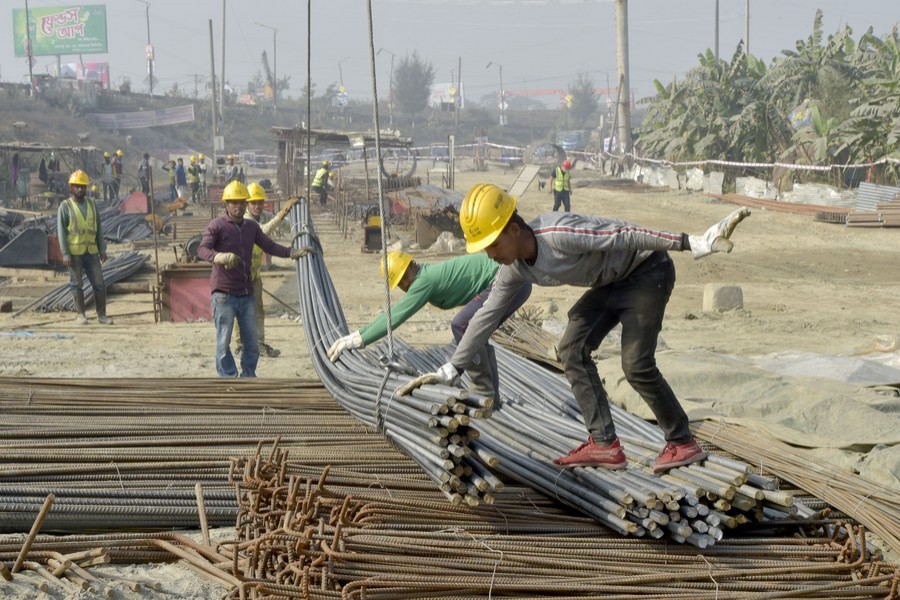 Workers are at a site of expressway construction in Dhaka. Mega infrastructure projects become critical to boost the GDP growth in Bangladesh. —Xinhua Photo