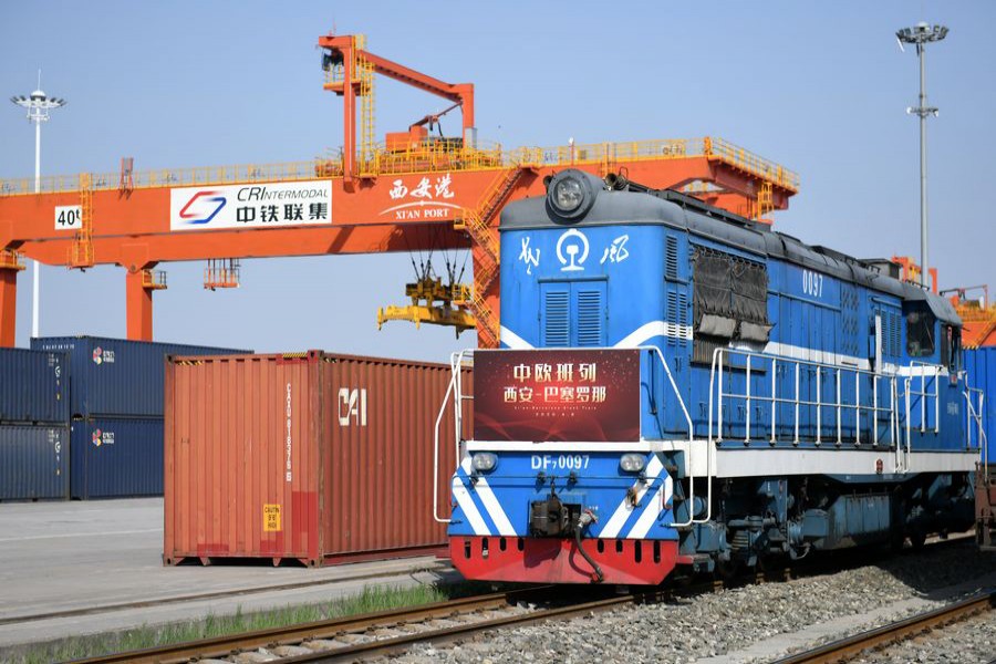 A China-Europe freight train prepares to depart for Barcelona of Spain, in Xi'an, northwest China's Shaanxi Province, on April 8, 2020. —Xinhua Photo