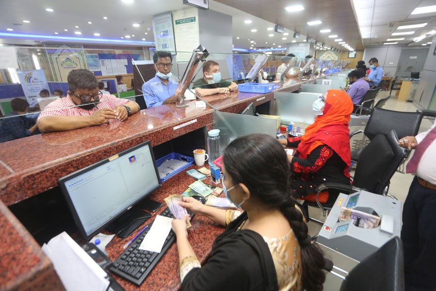 An inside view of a bank branch in Dhaka. —FE File Photo