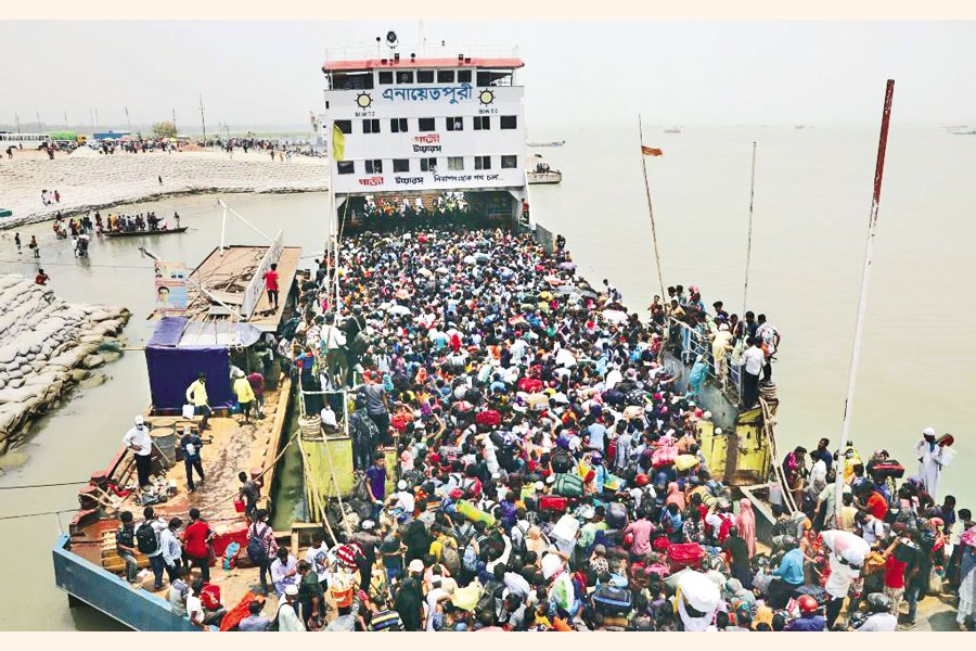 People jostle to board a ferry to go home for the Eid al-Fitr festival in Munshiganj on the outskirts of Dhaka, Bangladesh, on May 8, 2021 —Xinhua Photo