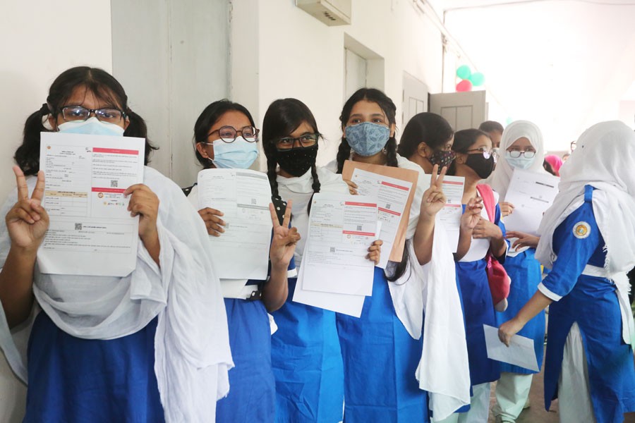 School girls in Dhaka are displaying vaccine cards before taking jabs. —FE Photo