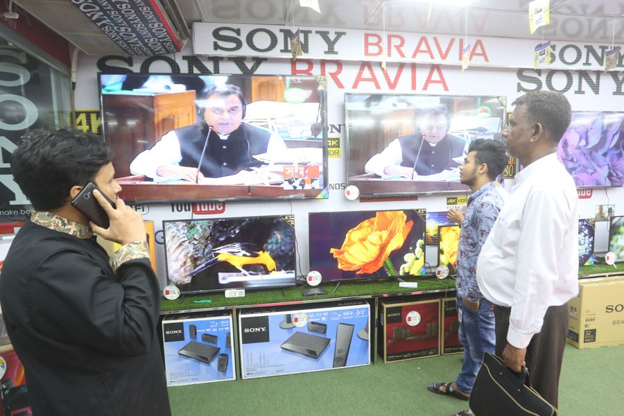 People are watching the finance minister's budget speech in televisions on Thursday afternoon —FE Photo