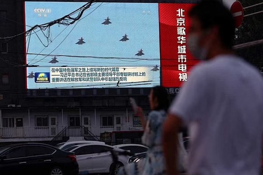 পেলোসির তাইওয়ান সফরের প্রতিক্রিয়ায় চীনের যুদ্ধবিমান ওড়ানোর খবর দেখানো হয় টিভিতে।ছবি: রয়টার্স