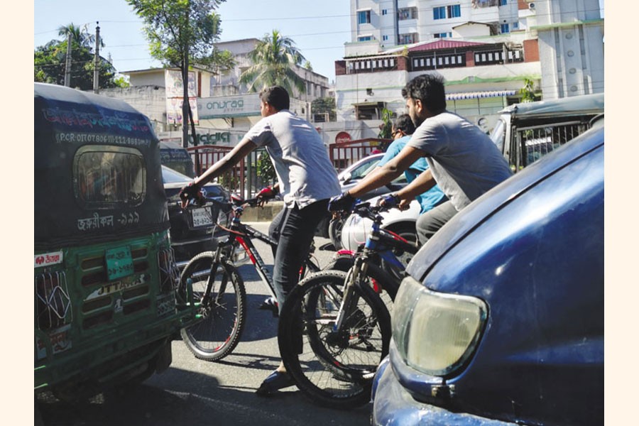 Roads in Dhaka are not friendly for cycling —www.urbancyclinginstitute.com Photo