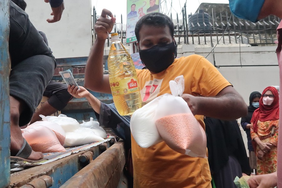 A man purchases a limited quantity of essential items at subsidised prices. Rising inflation hurts low and middle-income people. —FE File Photo