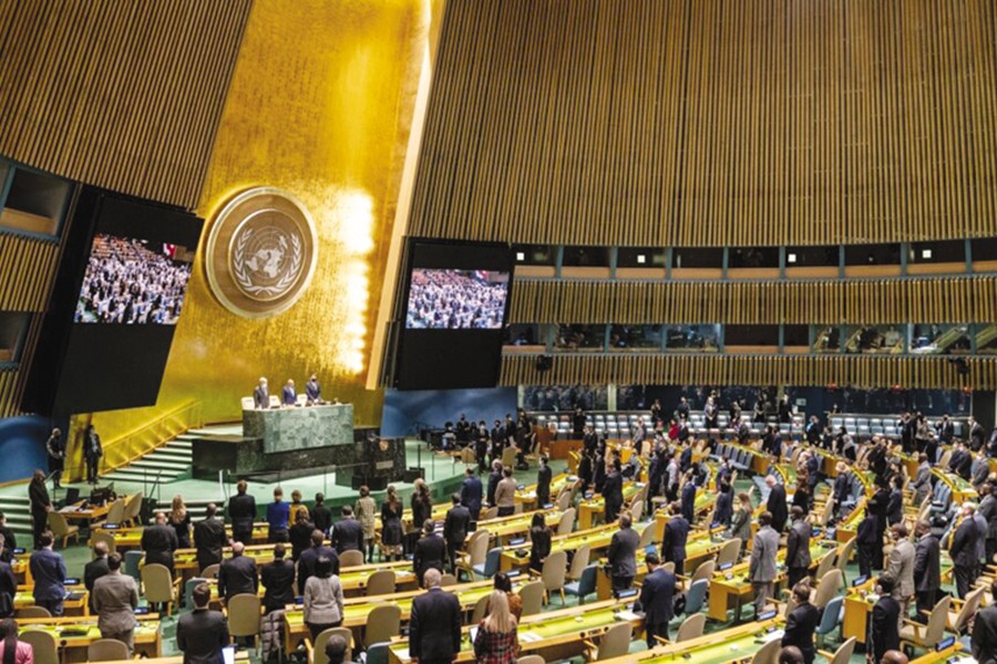 Delegations stand for a moment of silence during an emergency session of the United Nations General Assembly on February 28, 2022, at UN Headquarters in New York —VoA Photo