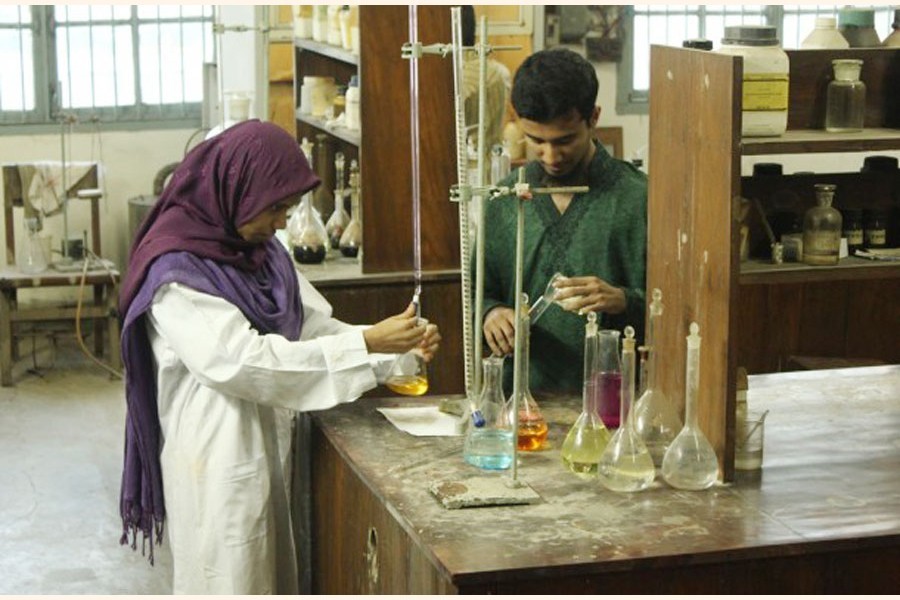 Students are working at a chemical laboratory in BUET. —Photo Collected